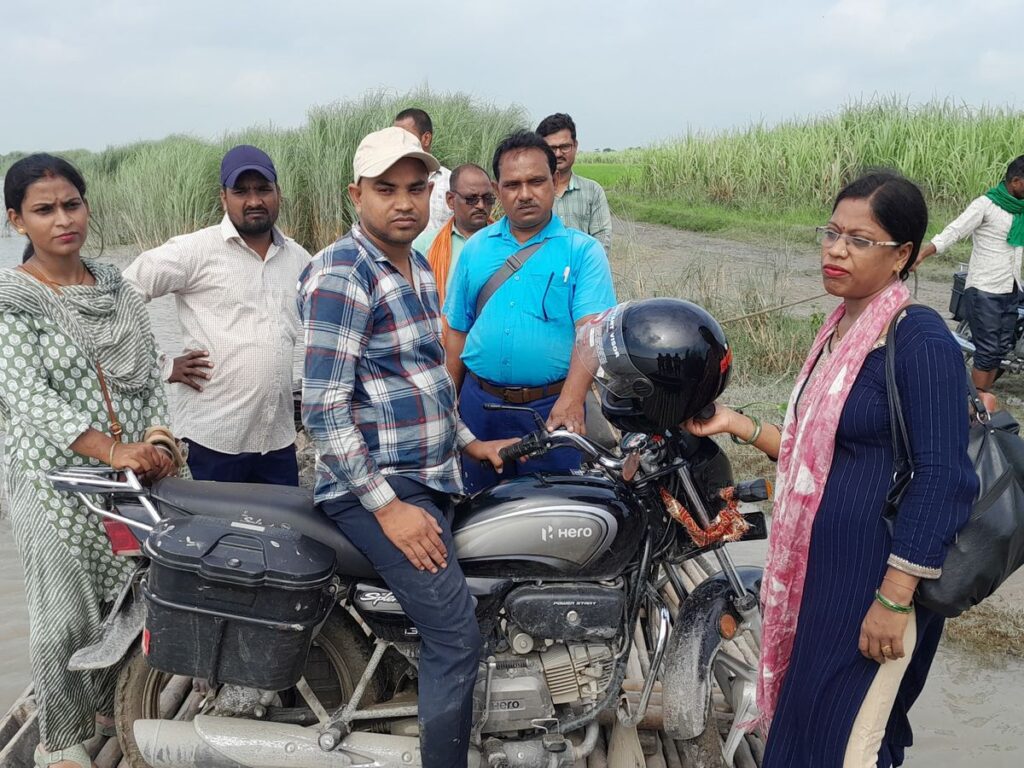 बिहार के बगहा में शिक्षकों की कड़ी चुनौतियाँ: गंडक नदी पार करने की कठिनाई