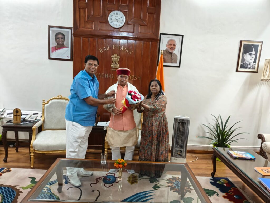 अभय सिन्हा ने अपनी धर्मपत्नी के साथ हिमाचल प्रदेश के राज्यपाल शिव प्रताप शुक्ला को शॉल और पुष्पगुच्छ भेंट कर किया सम्मानित