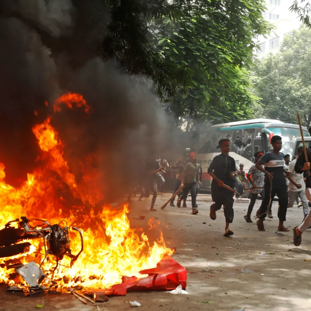 बांग्लादेश में शेख हसीना की सरकार के तख्तापलट के बाद बढ़ती हिंसा: हिंदू मंदिर पर फिर हमला, धार्मिक असहिष्णुता चरम पर