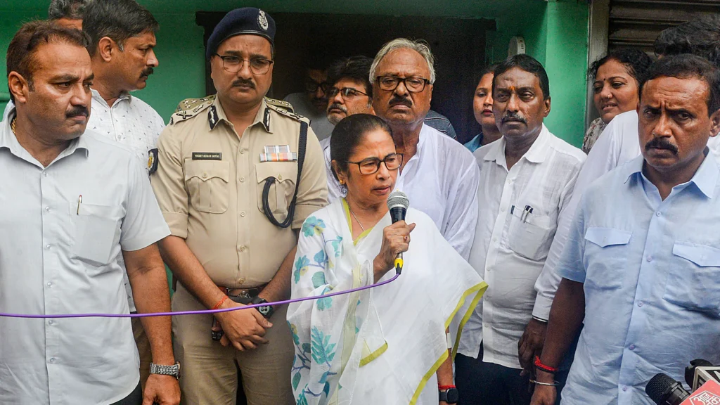 कोलकाता डॉक्टर रेप-मर्डर केस: ममता बनर्जी पर उठे सवाल और 31 साल पुरानी घटना की गूँज