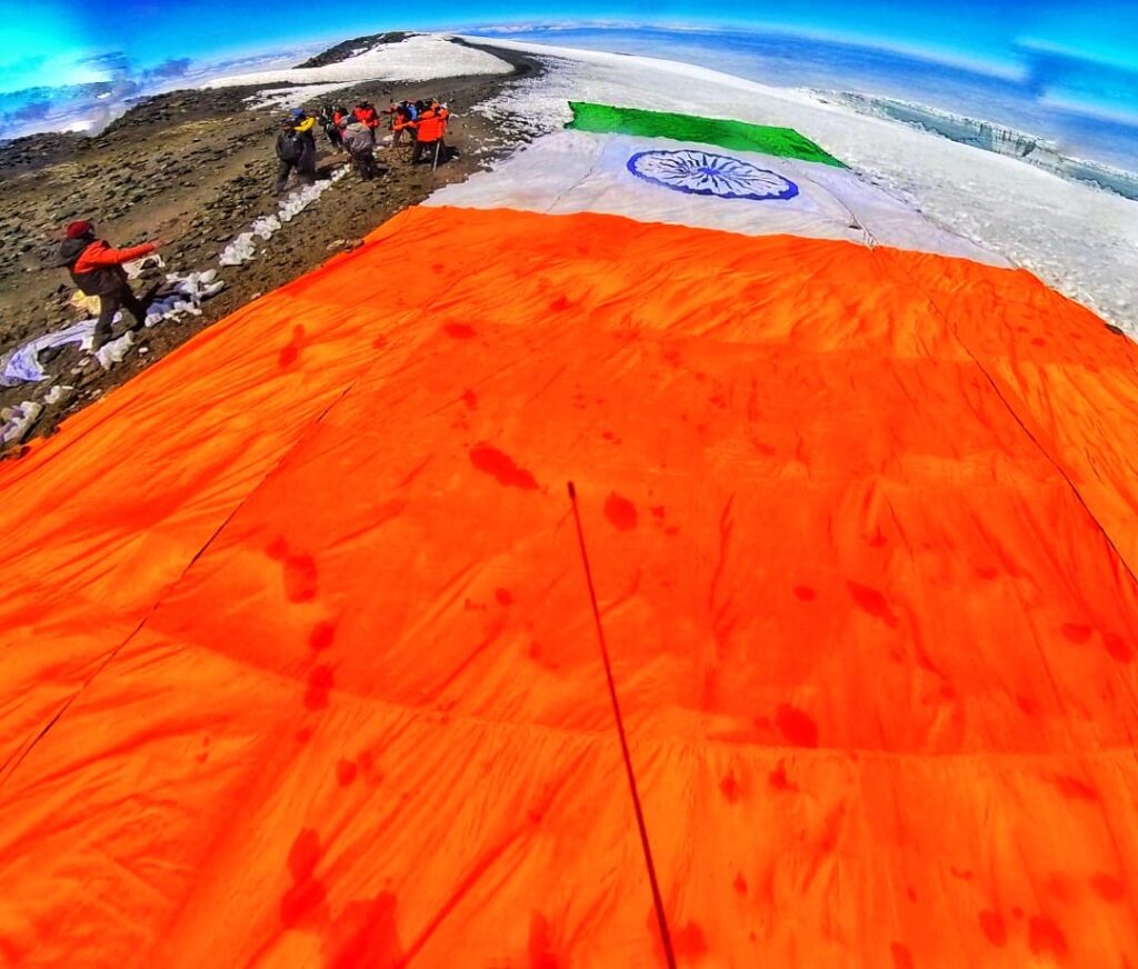 रक्षा मंत्रालय के दिव्यांगजन अभियान दल ने अफ्रीका की सबसे ऊंची चोटी माउंट किलिमंजारो के उहुरू शिखर पर सबसे बड़ा राष्ट्रीय ध्वज फहराया