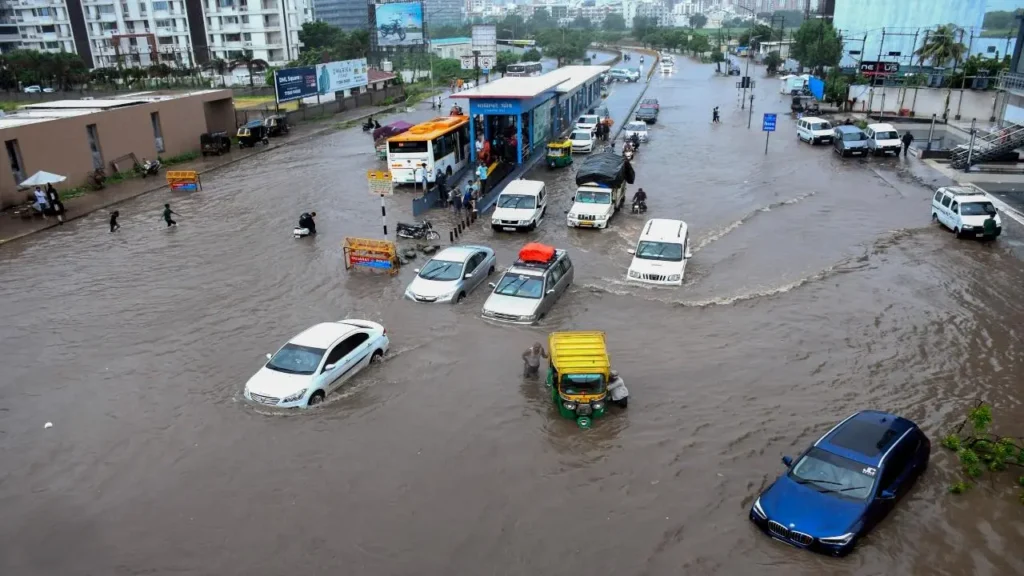 गुजरात में भारी बारिश का कहर: राजकोट की सड़कों पर जलमग्न गाड़ियां, घरों में घुसा पानी