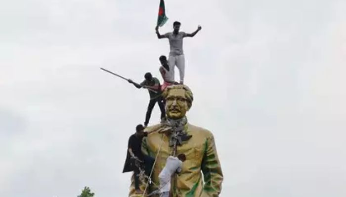 बांग्लादेश में सियासी उठापटक के बाद अराजकता चरम पर, शहीद स्मारक और मुजीबनगर की मूर्तियों को किया गया ध्वस्त