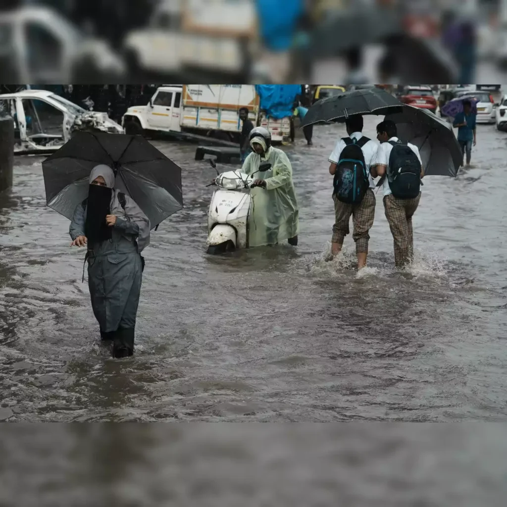 दिल्ली-एनसीआर में झमाझम बारिश: लोगों को मिली राहत, जलभराव और ट्रैफिक जाम ने बढ़ाई परेशानी