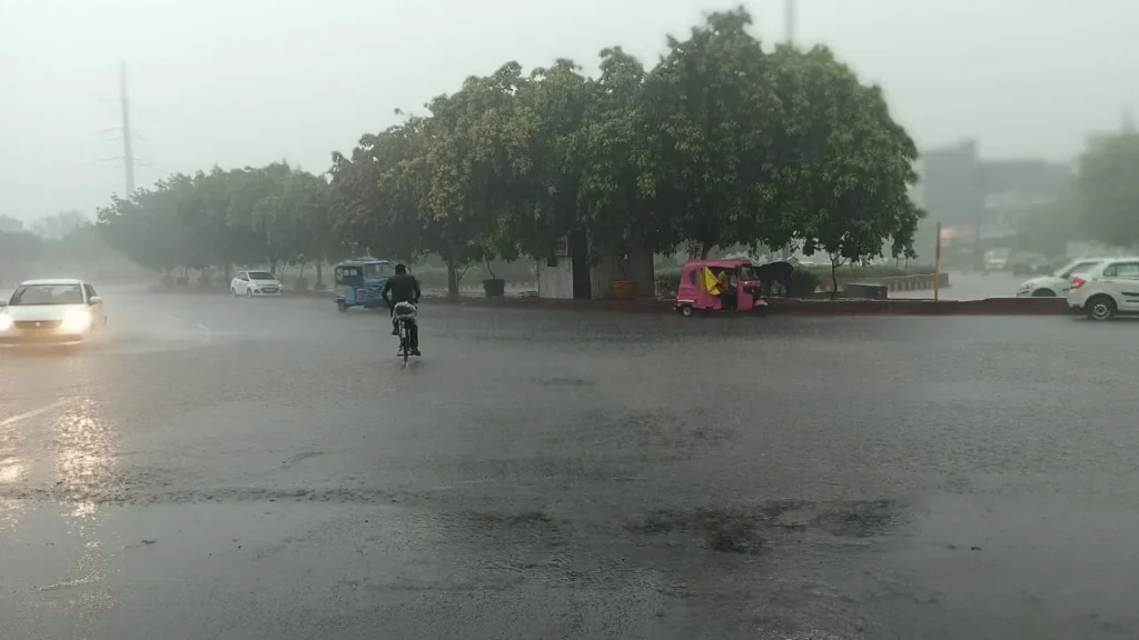 दिल्ली में बारिश से मौसम हुआ सुहावना, काले बादलों ने किया झमाझम बारिश का संकेत