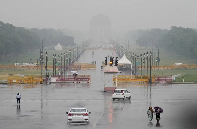 दिल्ली में बारिश का कहर: कई इलाकों में जलभराव, यलो अलर्ट जारी