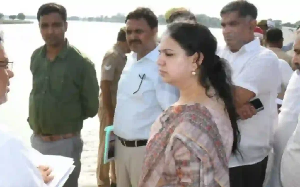 देवरिया की डीएम दिव्या मित्तल का सोशल मीडिया पर नया वीडियो: SDM अंगद यादव को सख्त हिदायत