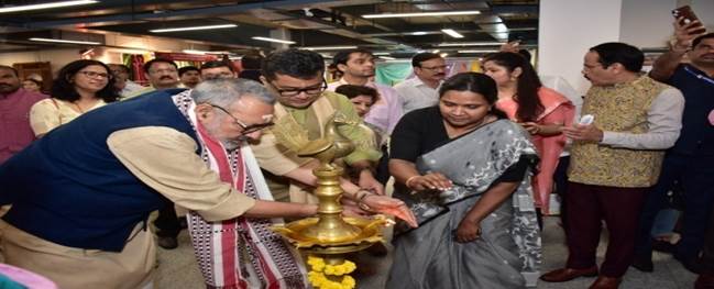 केंद्रीय वस्त्र मंत्री गिरिराज सिंह और वस्त्र राज्य मंत्री पबित्र मार्घेरिटा ने “विरासत” प्रदर्शनी का अवलोकन किया