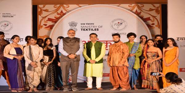 वस्त्र मंत्री गिरिराज सिंह ने हथकरघा पखवाड़ा समारोह के लिए निफ्ट, गांधीनगर का दौरा किया