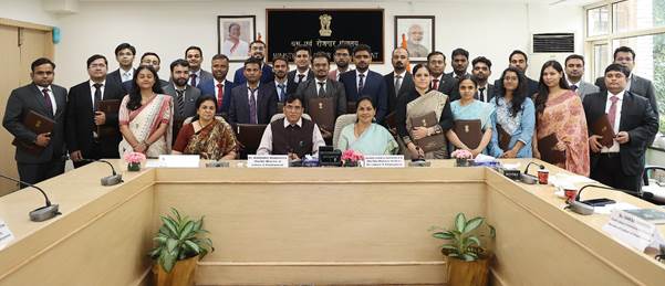 नई दिल्ली में केंद्रीय श्रम मंत्री डॉ. मांडविया ने नवनियुक्त अधिकारियों को वितरित किए नियुक्ति पत्र