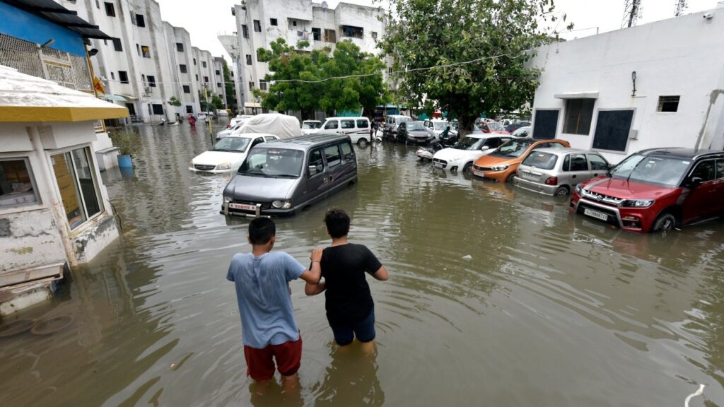 गुजरात में मूसलाधार बारिश से बाढ़ जैसी स्थिति: मौसम विभाग ने जारी की चेतावनी