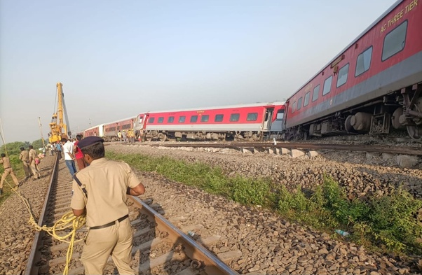 कानपुर में रेल हादसा: 22 डिब्बे पटरी से उतरे, रेल मंत्री अश्विनी वैष्णव ने जांच का आदेश दिया