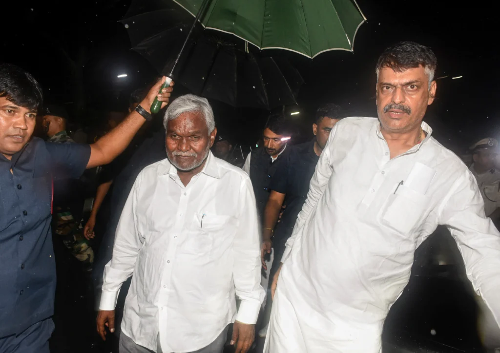 झारखंड की राजनीति में फिर से उभरी अस्थिरता: हेमंत सोरेन और JMM के खिलाफ चंपई सोरेन का विद्रोह