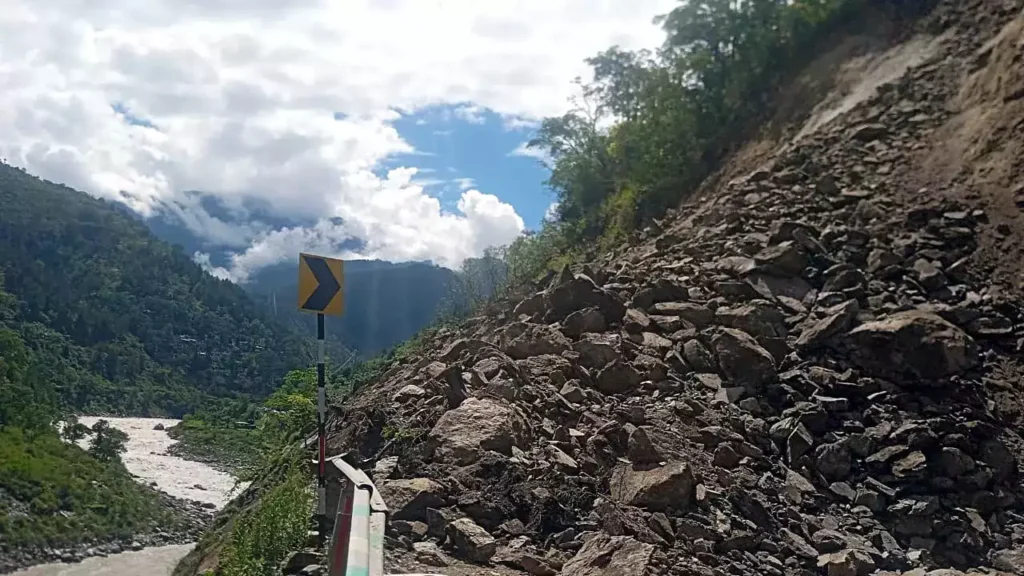 चमोली में भूस्खलन से बदरीनाथ हाईवे बंद: प्रशासन ने ट्रैफिक डायवर्ट किया
