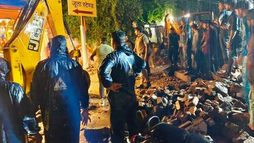 उज्जैन में महाकाल मंदिर के पास स्कूल की दीवार गिरने पर पुलिस अधीक्षक की बड़ी कार्रवाई