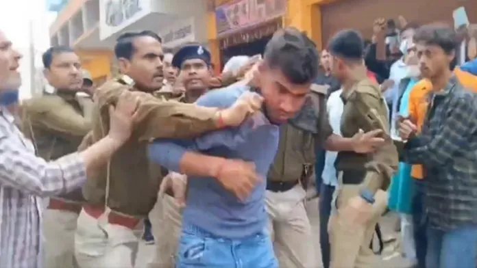 बिजनोहर में पुलिस पर हमला: झगड़े की सूचना पर पहुंची पुलिस को झेलनी पड़ी मारपीट