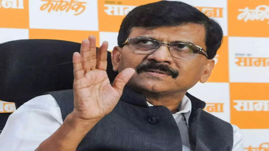 महाराष्ट्र: संजय राउत का देवेंद्र फडणवीस पर हमला, कार हादसे को लेकर उठाए गंभीर सवाल