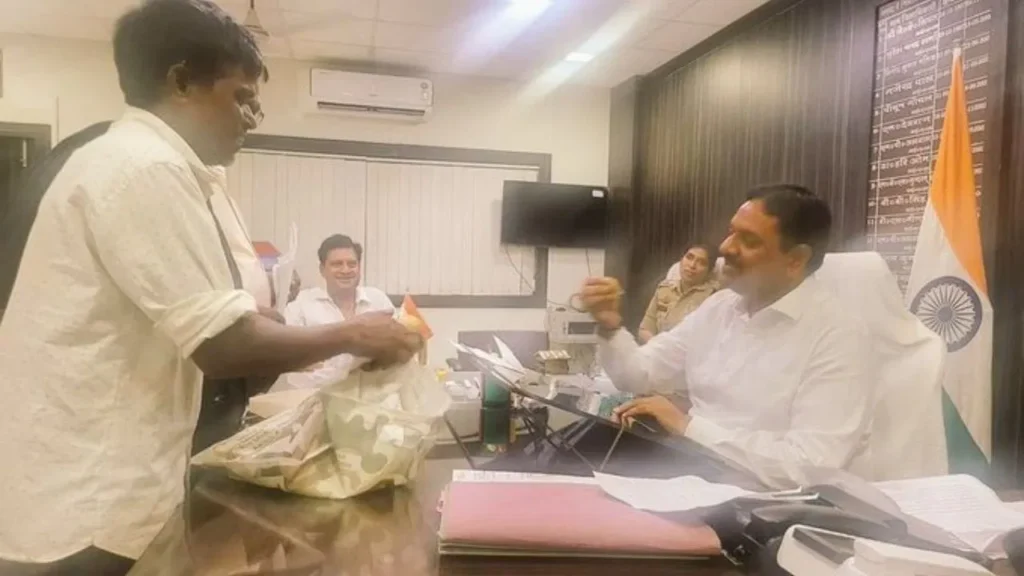औरैया के डीएम की वायरल फोटो: फरियादी मजदूर के पराठे खाते नजर आए इंद्रमणि त्रिपाठी