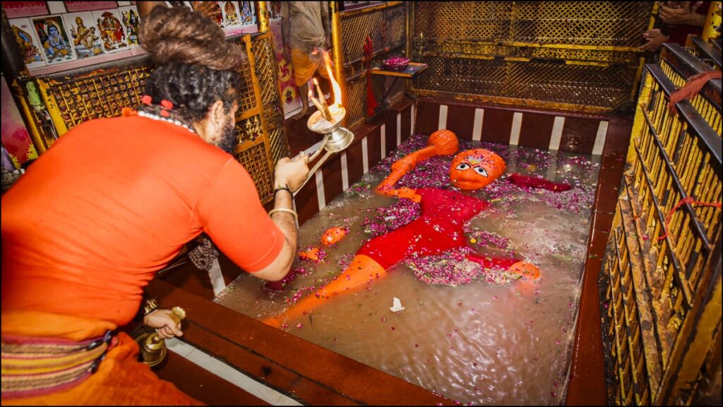 प्रयागराज में नदियों का जलस्तर बढ़ा, गंगा का पानी लेटे हुए हनुमान मंदिर में दाखिल