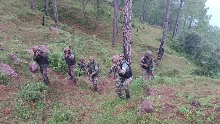 बारामूला मुठभेड़: तीन आतंकवादी ढेर, अभियान जारी