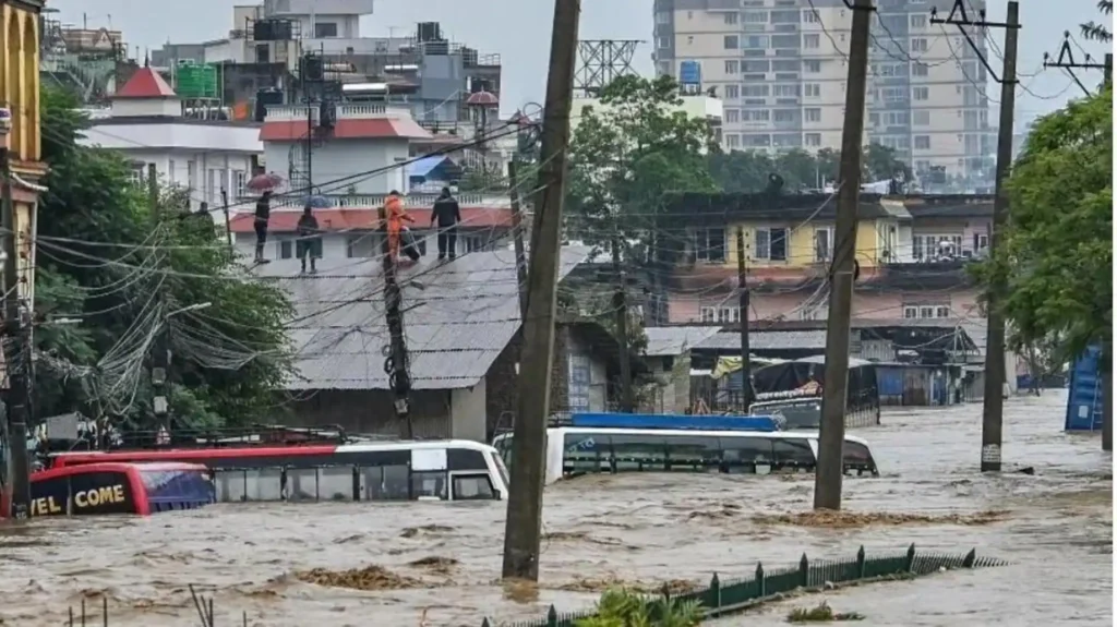 नेपाल में बाढ़ और भूस्खलन की विनाशकारी स्थिति: मरने वालों की संख्या 112 तक पहुंची