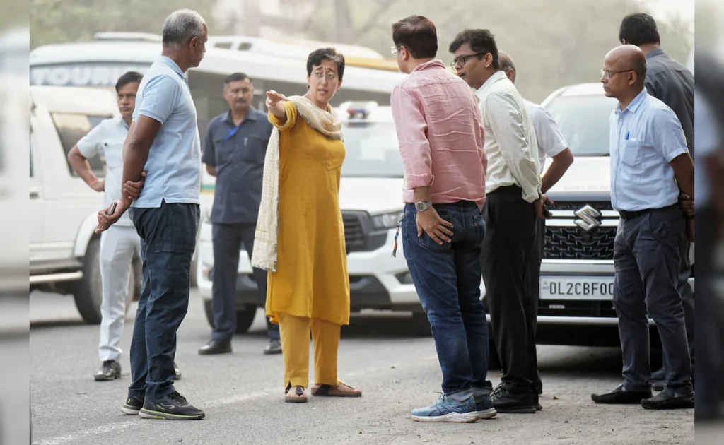 दिल्ली की खराब सड़कों का निरीक्षण: विधायक और आप नेता सड़कों पर उतरे