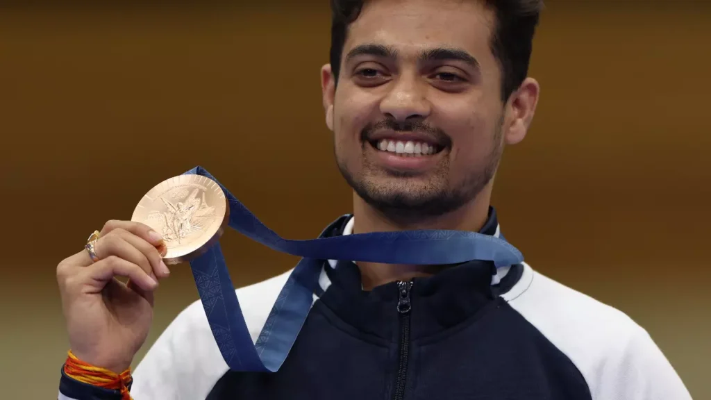 पेरिस ओलंपिक में कांस्य पदक विजेता स्वप्निल कुसाले के पिता की निराशा: महाराष्ट्र सरकार की पुरस्कार राशि पर उठे सवाल