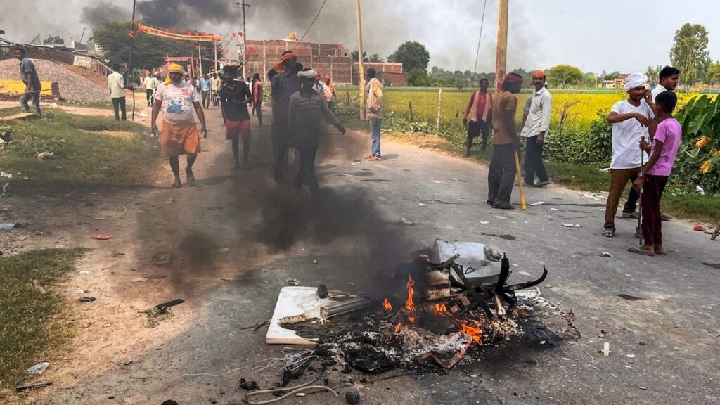 बहराइच में पुलिस फोर्स की तैनाती के बावजूद उपद्रवियों का तांडव, धार्मिक स्थल पर हमला और आगजनी की कोशिश