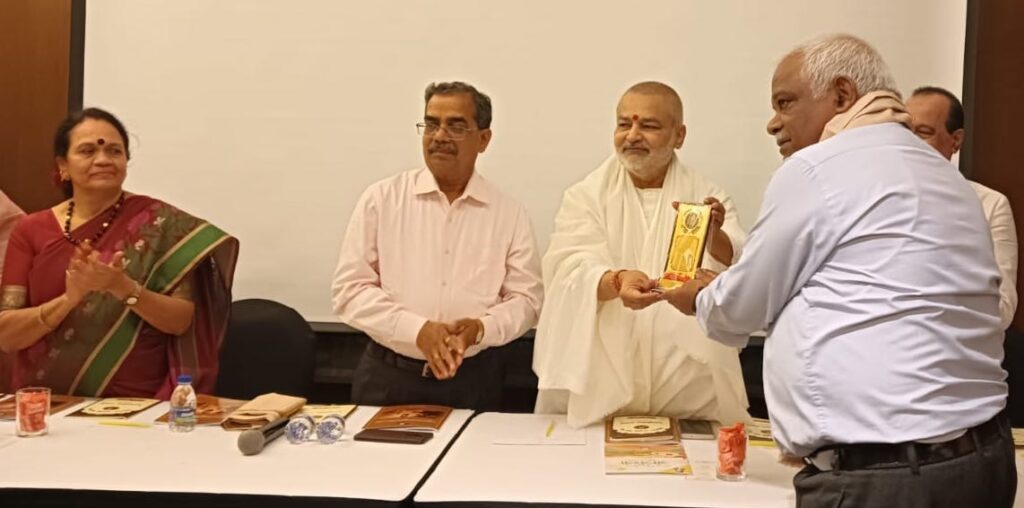 ब्रह्मचारी गिरीश जी ने अपनी पुस्तक “परम पूज्य महर्षि महेश योगी जी की दैवीय छत्रछाया में ब्रह्मचारी गिरीश” महानगर आयुर्वेद सेवा संघ, मुंबई के अध्यक्ष, मुंबई के प्रसिद्द नाड़ी वैद्य माननीय श्री विनायक तायड़े जी को भेंट की।