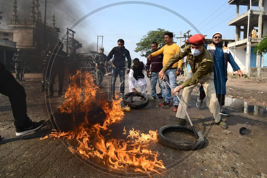सिताई इलाके में तनाव: टायर जलाकर ग्रामीणों ने किया विरोध प्रदर्शन, पुलिस पर कार्रवाई न करने का आरोप