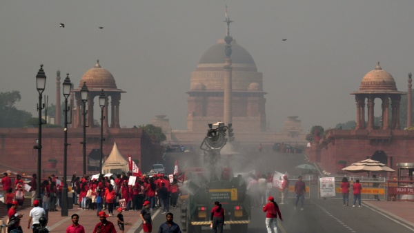 दिल्ली पर सांसों का संकट: दिवाली की सुबह से ही हवा जहरीली, शाम में पटाखों से और बिगड़ने की आशंका