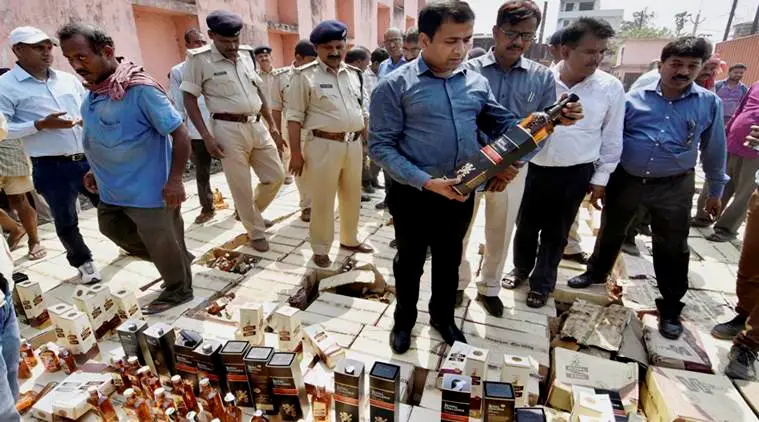 बिहार पुलिस ने अवैध शराब फैक्ट्री का भंडाफोड़ किया, क्लीनिक का बोर्ड लगाकर चलाया जा रहा था कारोबार