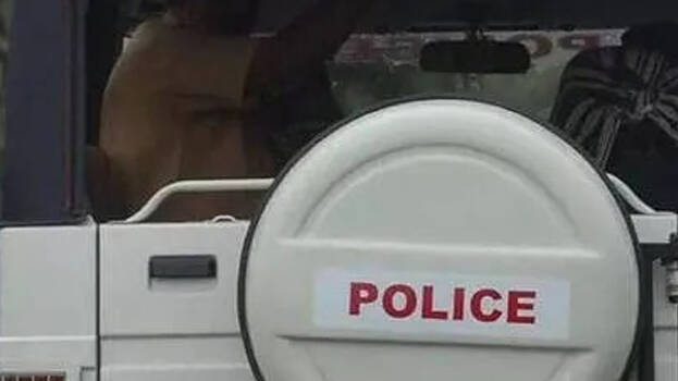 पुलिस आरक्षक की कार में हो रही थी शराब तस्करी, भगवती मानव कल्याण संगठन के सदस्यों ने पकड़ा