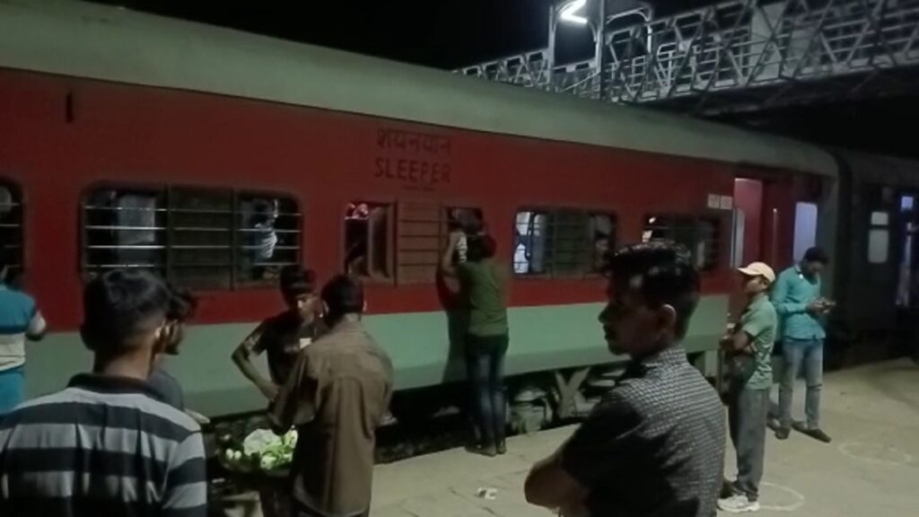 टूंडला रेलवे स्टेशन पर पुरुषोत्तम एक्सप्रेस को रोका गया, विस्फोटक की सूचना पर तीन घंटे चला तलाशी अभियान
