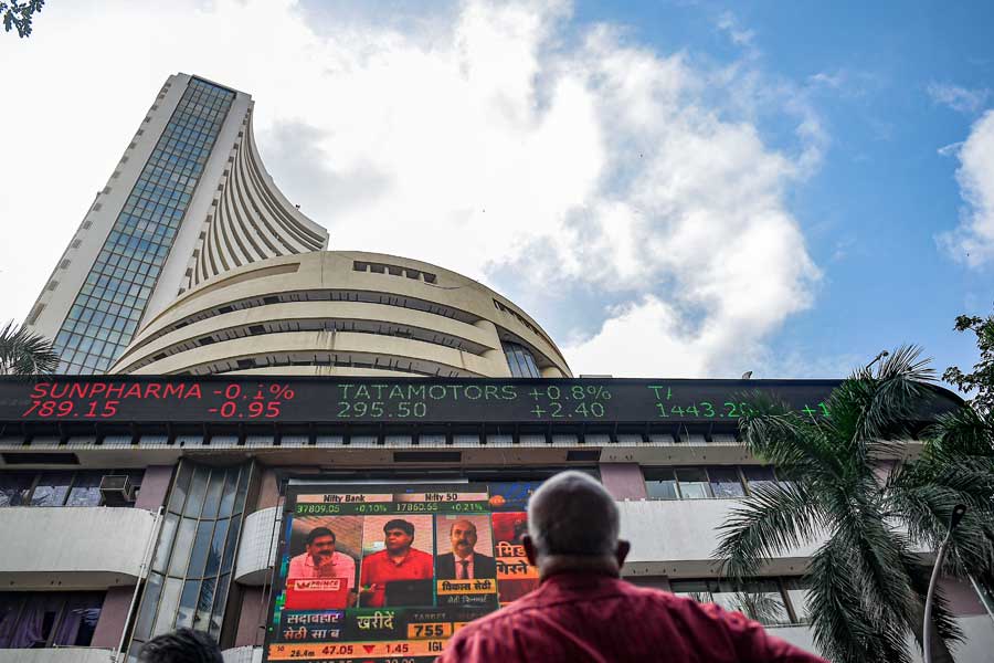 Sensex Opening Bell: सेंसेक्स की शुरुआत में गिरावट और बढ़त का मिला-जुला असर, टाटा स्टील और टीसीएस में उछाल