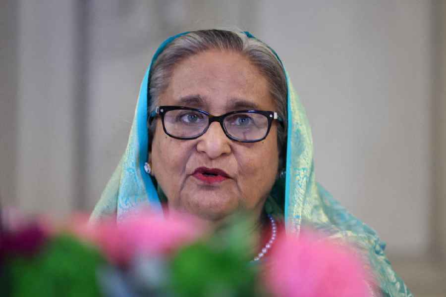 शेख हसीना सरकार के पतन के बाद मुसीबतें जारी: ढाका में जातीय पार्टी के कार्यालय पर हमले की घटना