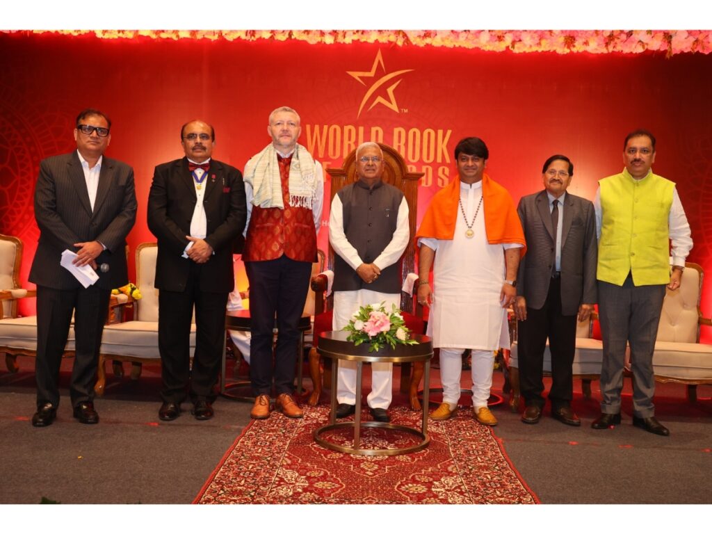 वर्ल्ड बुक ऑफ रिकॉर्ड्स से 10 देशों और 25 राज्यों के समाजसेवियों का इंदौर में सम्मान