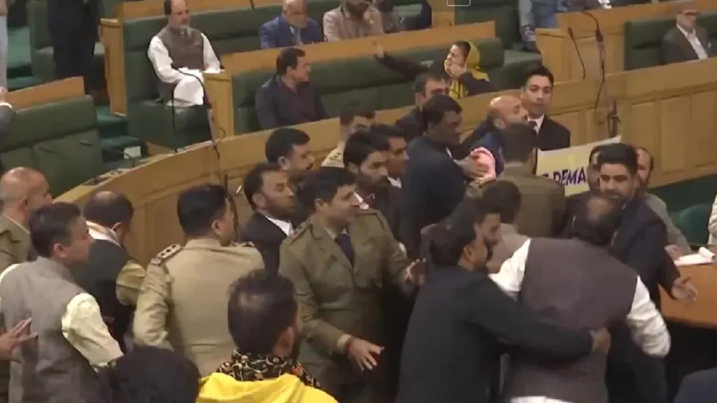 जम्मू-कश्मीर विधानसभा में हाथापाई: अनुच्छेद 370 पर इंजीनियर राशिद के भाई के बैनर दिखाने से मचा बवाल