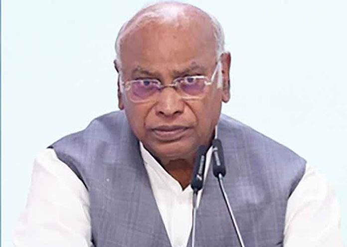 “उतनी ही गारंटी का वादा करें, जितना दे सकें…” – कर्नाटक सरकार के संकट पर खड़गे की खरी-खरी