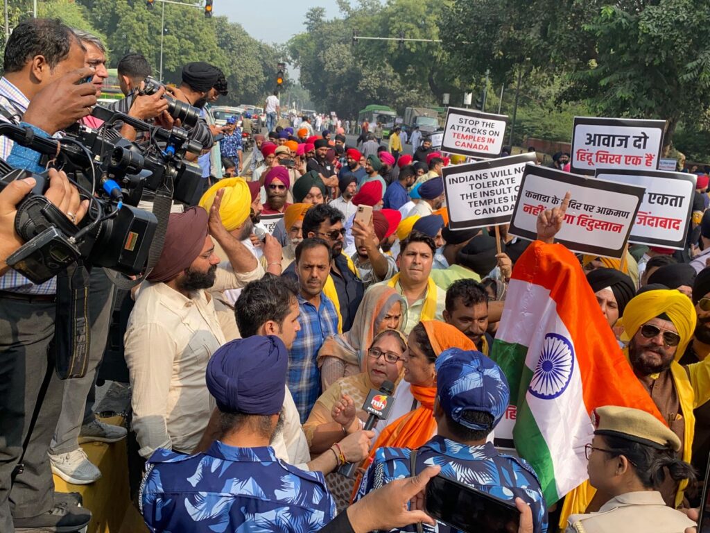 दिल्ली हिंदू सिख ग्लोबल फॉरम ने आज कनाडा दूतावास के सामने कनाडा में हुए मंदिर हिंसा के खिलाफ किया विरोध प्रदर्शन