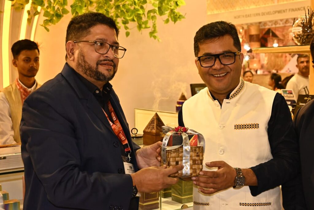 असम पवेलियन में आगर स्टॉल पर बड़ी संख्या में पर्यटक आते हैं