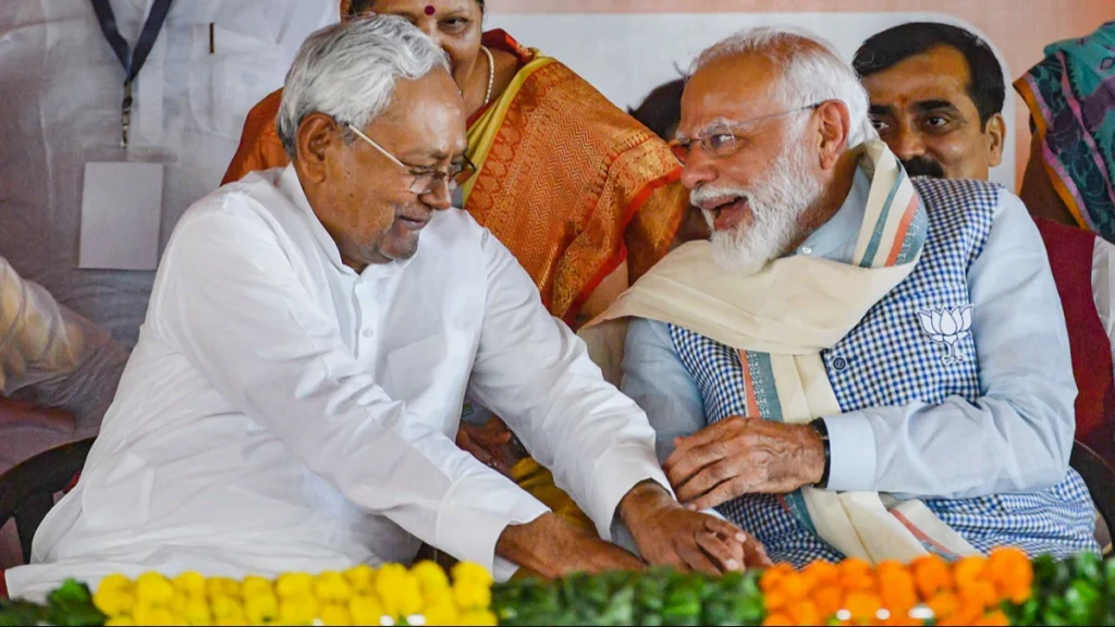 नीतीश कुमार बीजेपी नेताओं के पैर छूकर क्या जताना चाहते हैं?