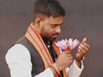 जशपुर में आयोजित जनजाति गौरव दिवस कार्यक्रम में एक बड़ा विवाद सामने आया है। इस कार्यक्रम में जिला प्रशासन की लापरवाही के कारण जनजाति विधायक राम कुमार टोप्पो का अपमान हुआ।