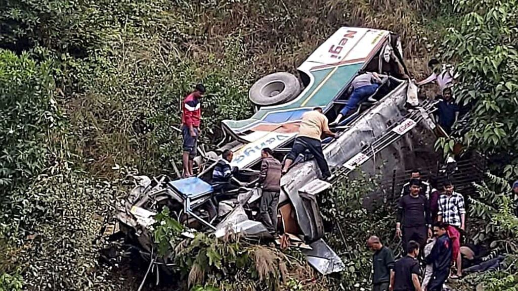 उत्तराखंड के अल्मोड़ा में यात्रियों से भरी बस खाई में गिरी, 36 की मौत, 4 गंभीर रूप से घायल
