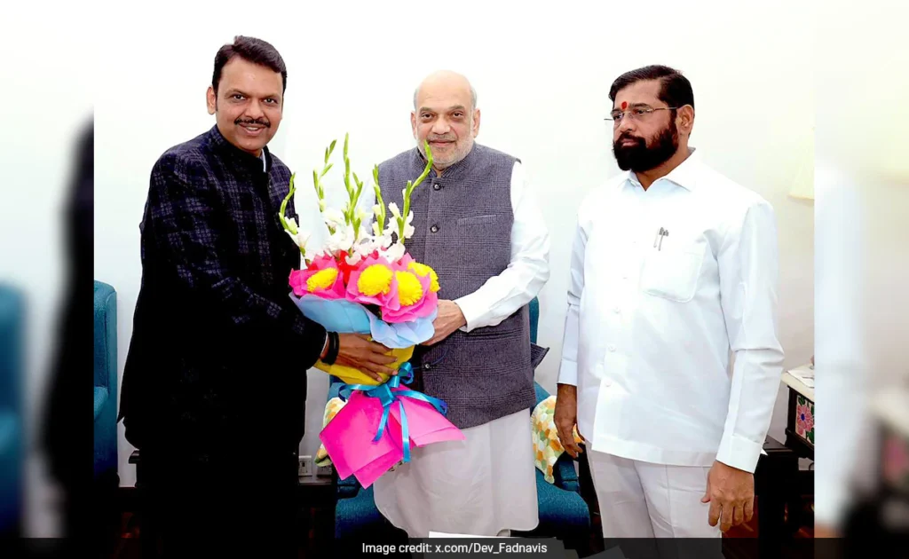 फडणवीस के चेहरे पर मुस्कान, एकनाथ शिंदे का चेहरा गंभीर: मुलाकात की तस्वीरें क्या कहती हैं?