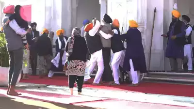 गोल्डन टेंपल में सेवा के दौरान सुखबीर बादल पर हमला, पूरी तरह सुरक्षित