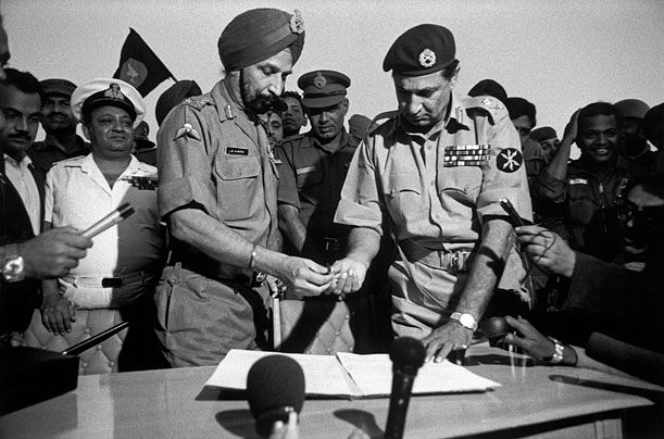 पाकिस्तान के सरेंडर की आइकॉनिक फोटो से बांग्लादेशी जनरल क्यों गायब? जानें यूनुस सरकार के आरोपों की सच्चाई