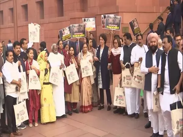 बांग्लादेश में हिंदुओं पर अत्याचार को लेकर संसद परिसर में विपक्ष का विरोध प्रदर्शन