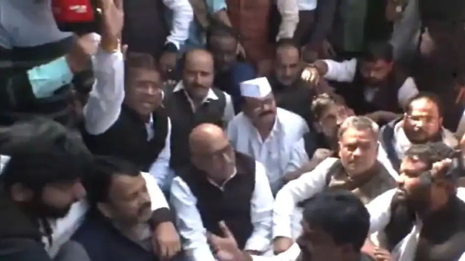 संभल जाने की अनुमति न मिलने पर लखनऊ में धरने पर बैठे कांग्रेस नेता, बैरिकेड पर चढ़े समर्थक