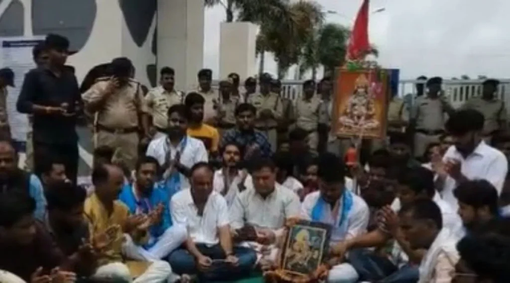 कॉलेज की मजार पर हनुमान चालीसा पढ़ने का प्रयास: पुलिस और छात्रों के बीच झड़प, 9 हिरासत में